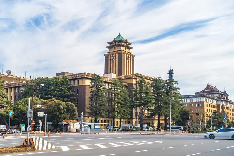 名古屋城を背景にした名古屋市役所本庁舎