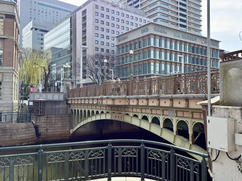 名古屋市内の橋と川辺の風景