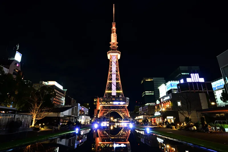 水面に映る夜の名古屋テレビ塔